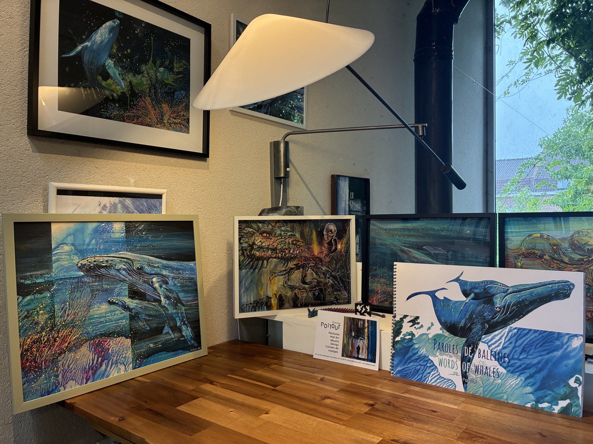 L’atelier de François Poitout : toiles de la série Baleines