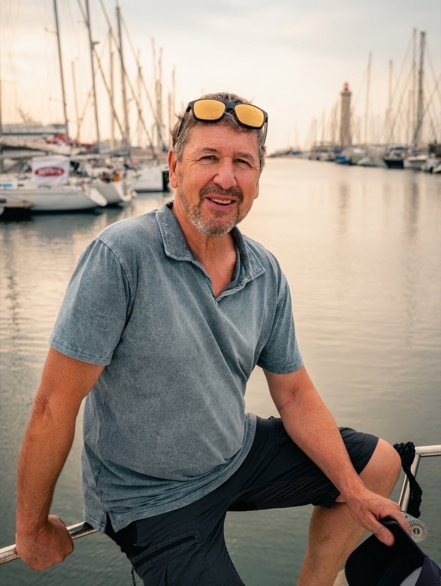 François Poitout, artiste peintre, sur un ponton, dans un port de plaisance